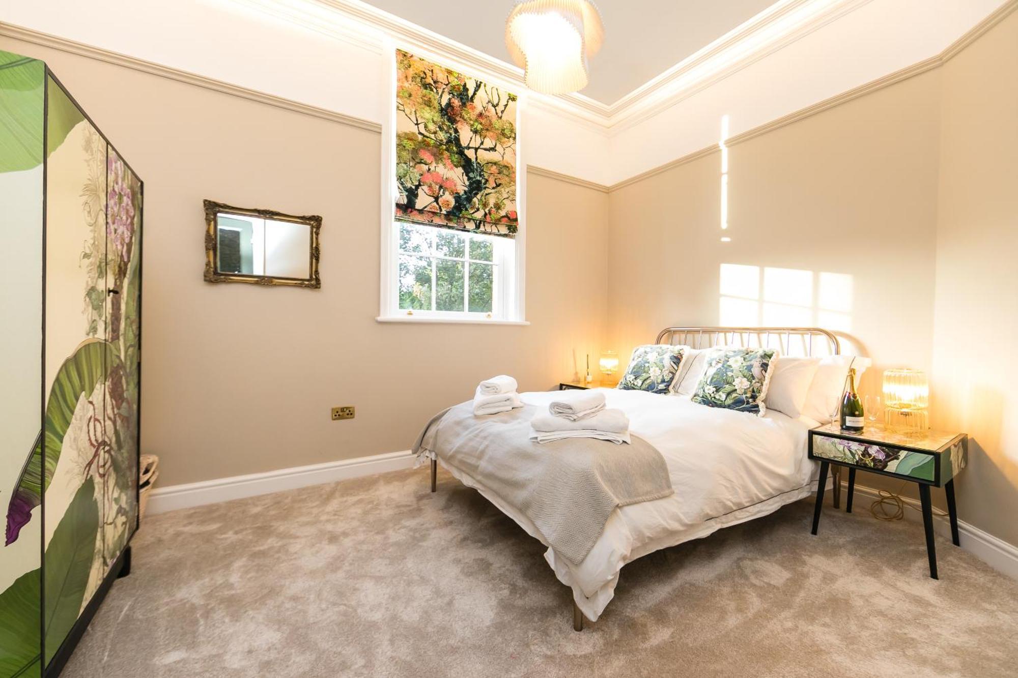 Hillthorpe Manor By Maison Parfaite - Large Country House With Hot Tub 폰트프랙트 외부 사진