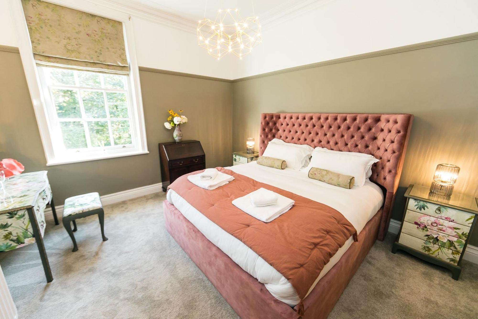 Hillthorpe Manor By Maison Parfaite - Large Country House With Hot Tub 폰트프랙트 외부 사진