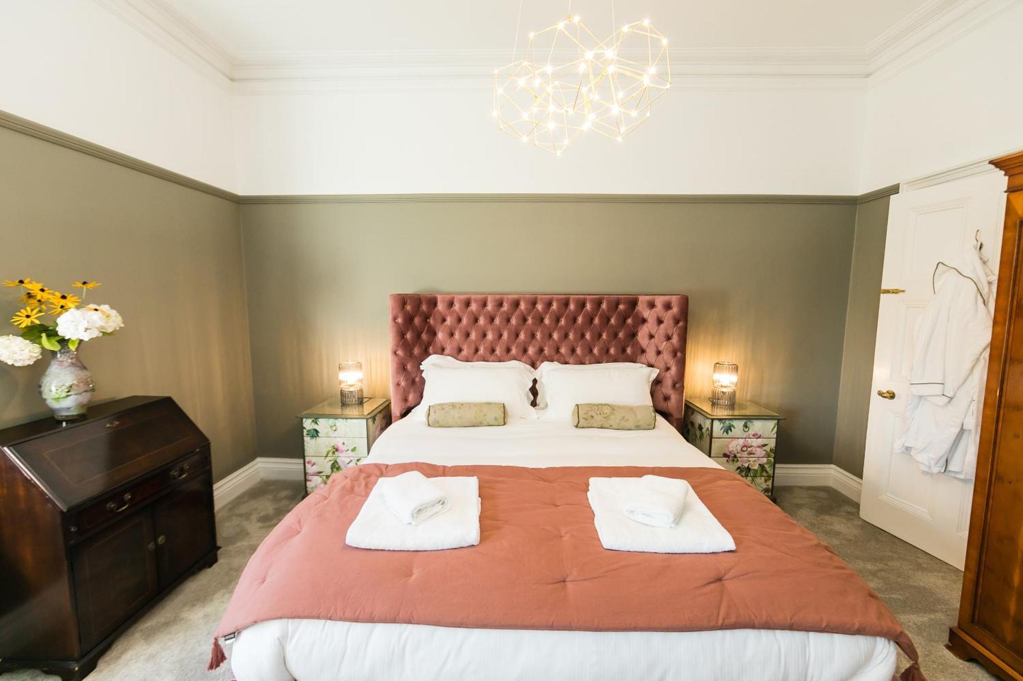 Hillthorpe Manor By Maison Parfaite - Large Country House With Hot Tub 폰트프랙트 외부 사진