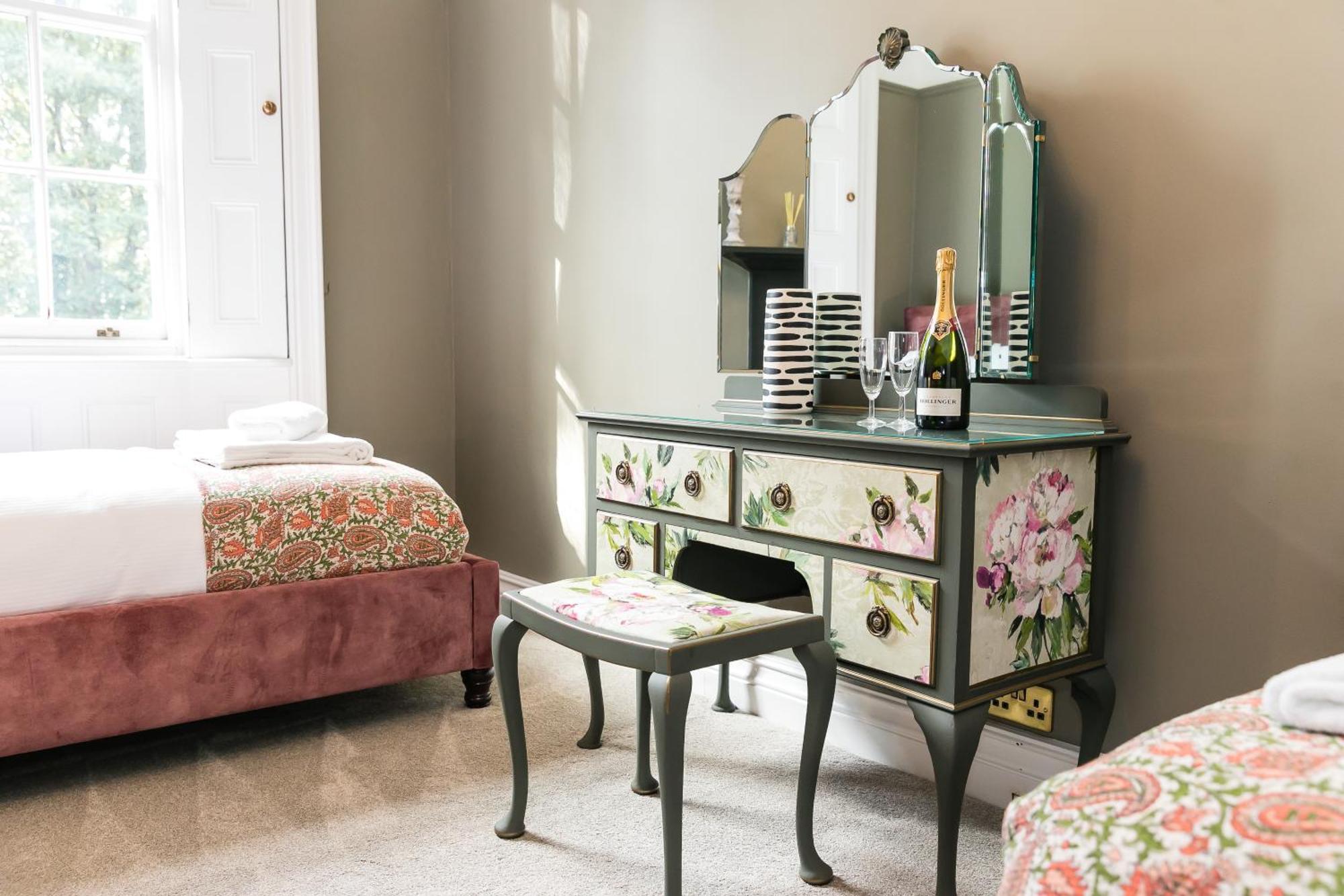 Hillthorpe Manor By Maison Parfaite - Large Country House With Hot Tub 폰트프랙트 외부 사진